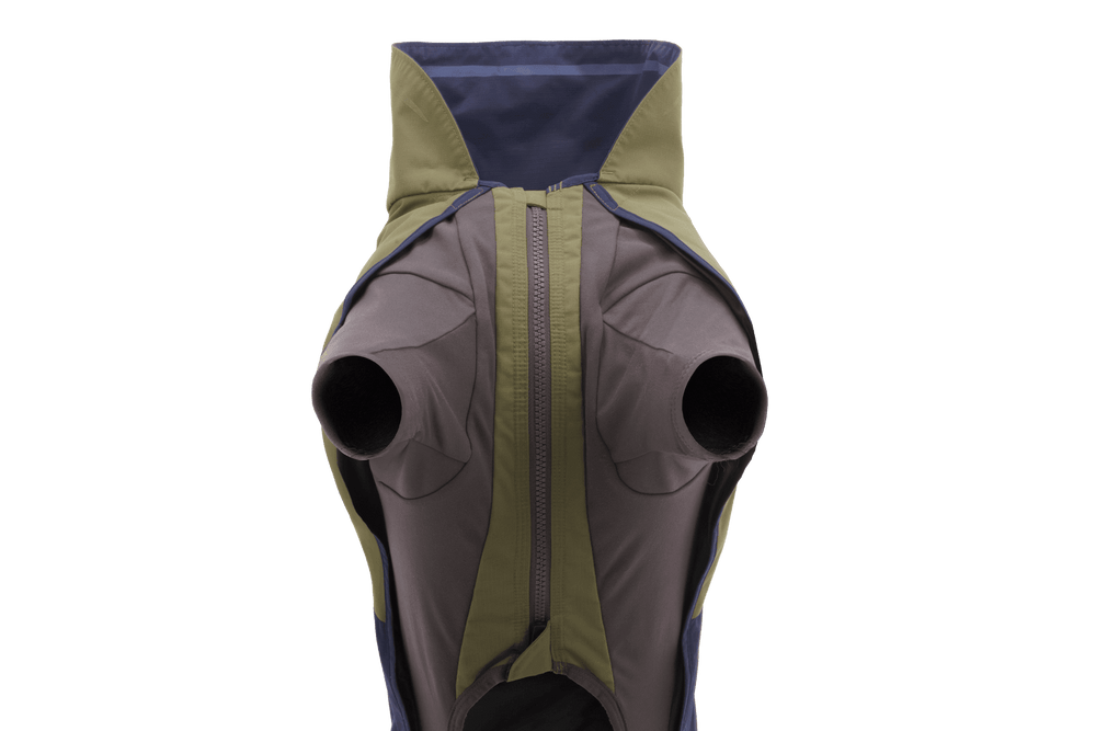 Technischer Sun Shower™ Coverall Regenanzug für Hunde in Grau und Olivgrün mit Kapuze und elastischen Ärmelöffnungen.