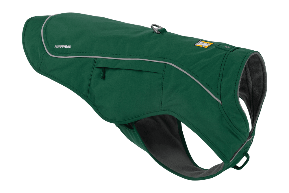 Grüner Hundemantel Overcoat Fuse™ aus wasserabweisendem Material, mit reflektierenden Elementen und praktischer Seitentasche.