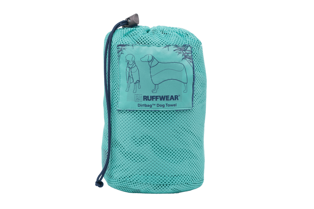 Türkisfarbenes Ruffwear Hunde-Handtuchmantel im Netzbeutel, ideal zum Trocknen und Warmhalten nach dem Baden oder Abenteuer.