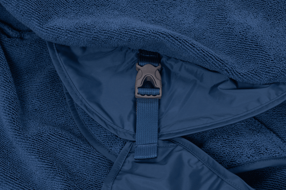 Dunkelblauer Dirtbag™ Hunde-Handtuchmantel aus weichem Stoff mit strapazierfähiger Oberfläche und schwarzer Schnalle.