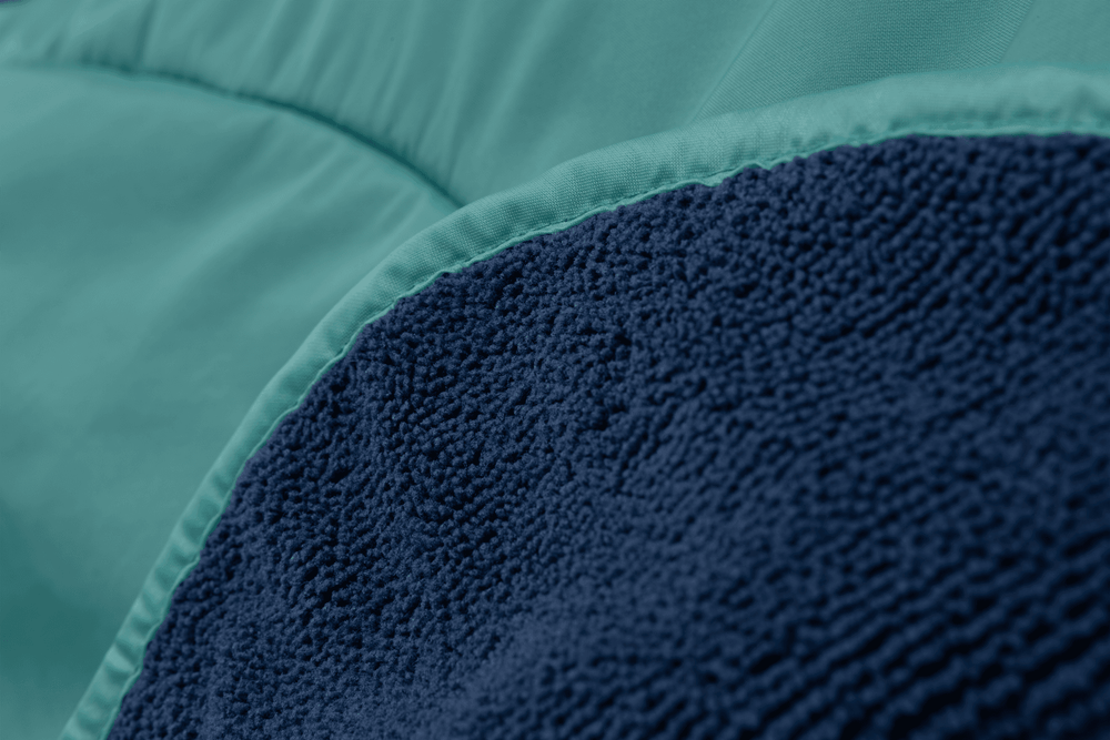 Dirtbag™ Hunde-Handtuchmantel aus türkisfarbenem glatt und dunkelblauem flauschigem Material für optimale Trocknung.