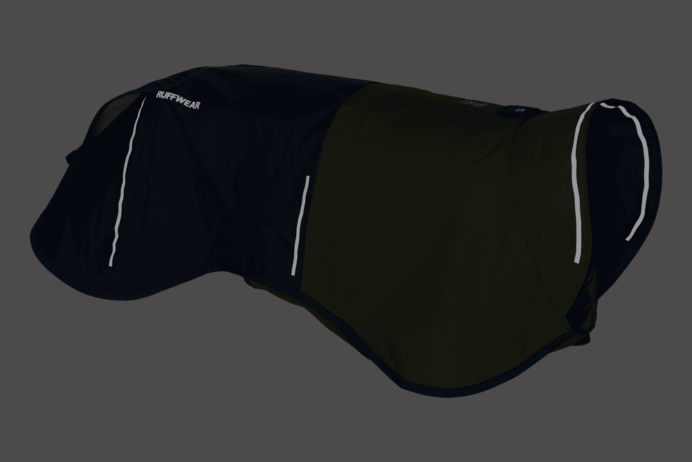 "Ruffwear Sun Shower™ Regenmantel für Hunde in Dunkelblau und Olivgrün mit reflektierenden Streifen für optimale Sichtbarkeit."