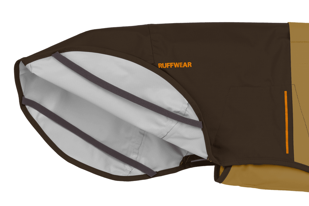 Brauner Regenmantel für Hunde von Ruffwear mit reflektierenden Elementen und hochwertigem, hellem Innenstoff.