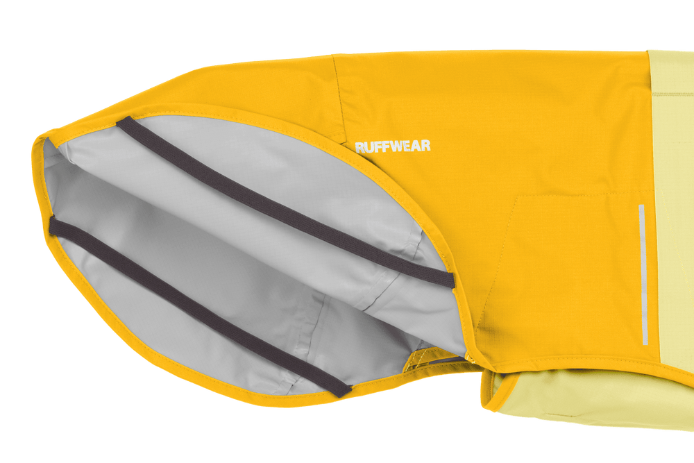 Gelber Ruffwear Sun Shower™ Regenmantel für Hunde mit grauer Fütterung und reflektierenden Elementen.