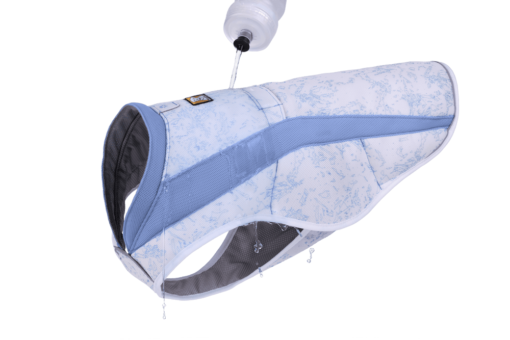 Swamp Cooler™ Kühlweste für Hunde in hellblau mit grafischem Muster und Wasserflasche für optimale Kühlung im Sommer.