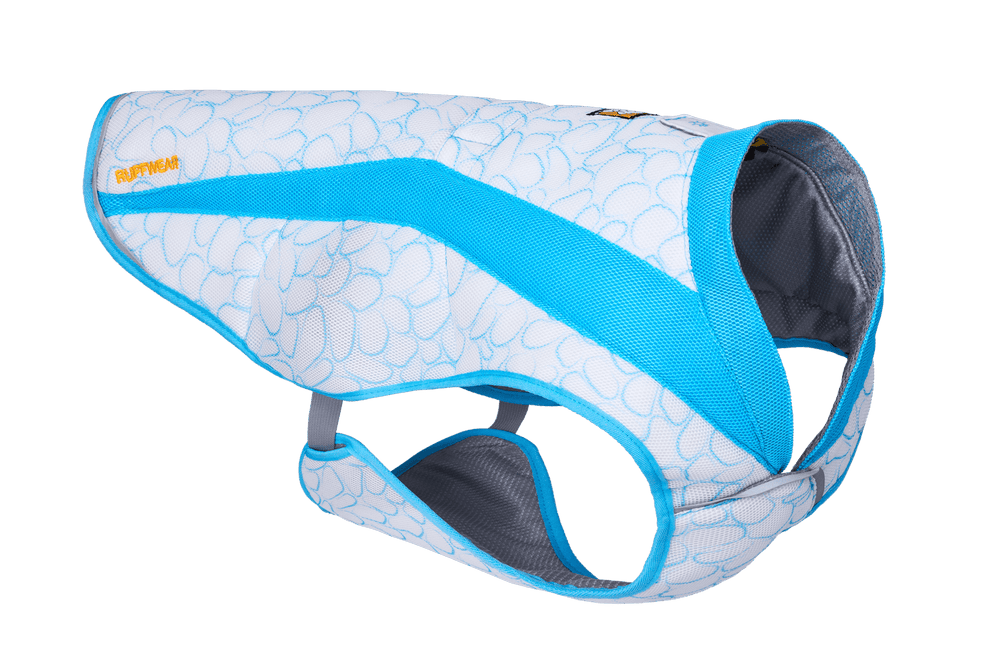 Hellblaue Swamp Cooler™ Kühlweste für Hunde mit atmungsaktiver Mesh-Oberfläche und skalenartigem Muster.