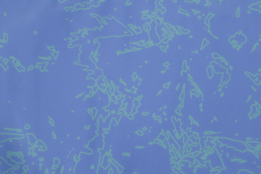 Kühlendes Halstuch Swamp Cooler™ in leuchtendem Blau mit modernem, abstraktem, hellgrünen Muster.