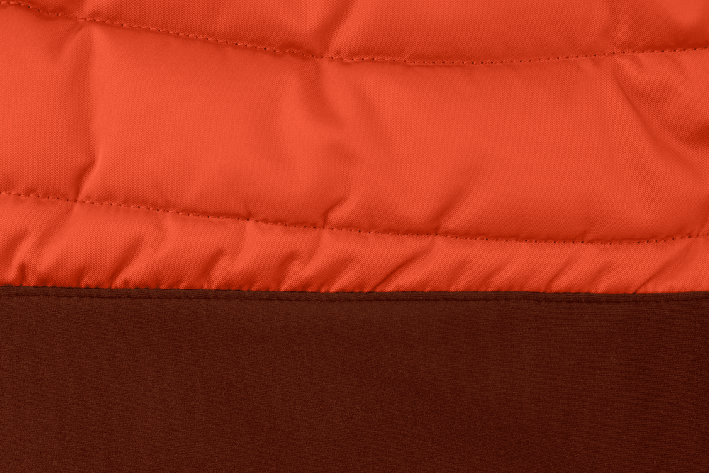 Zwei-Farben-Stoff für die Powder Hound™ Hundejacke: leuchtendes Orange oben, dunkles Braun unten, gepolstert.