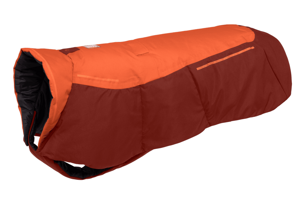 Schützender Hundemantel in Orange und Dunkelrot mit seitlicher Leinenöffnung und guter Fütterung für kalte Tage.