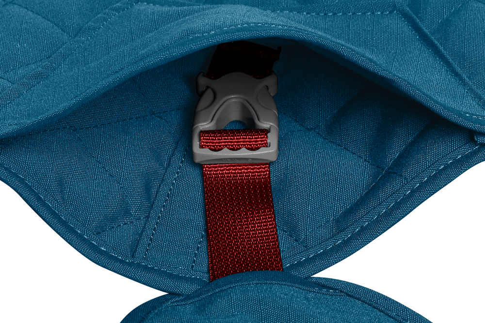 Gesteppter blauer Hundemantel von Stumptown™ mit roter Schnalle aus grauem Kunststoff. Gepolsterter Stoff für optimalen Komfort.