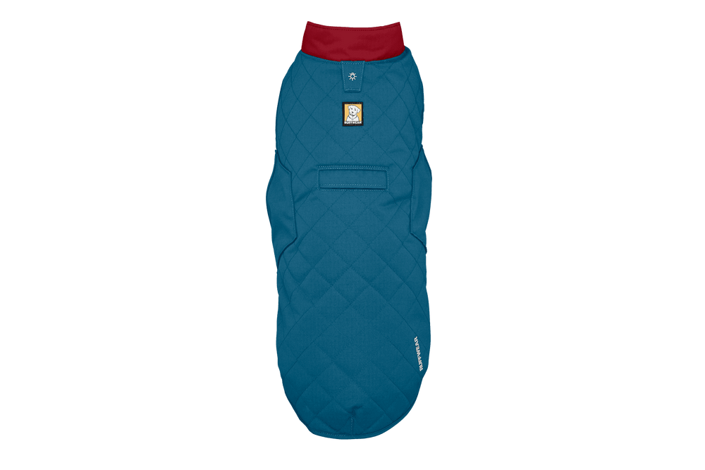 Blauer gesteppter Hundemantel mit rotem Kragen und Tasche, ideal für kalte Tage, markiert mit einem Logo.
