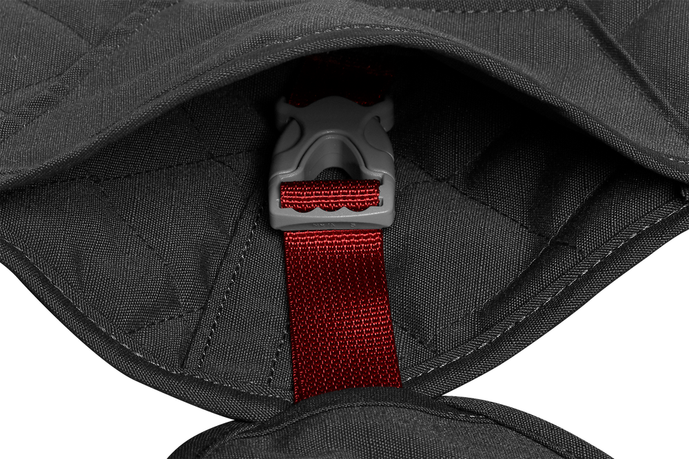 Gesteppter Hundemantel von Stumptown™ in Grau mit rotem Gurtband und Schnappverschluss. Perfekt für kalte Tage.