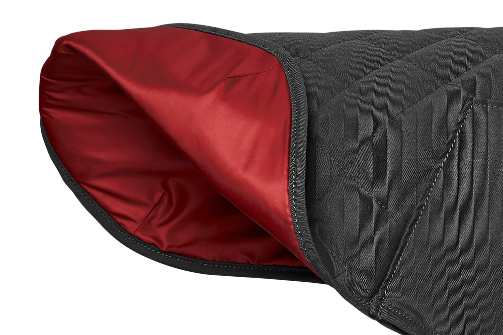 Gesteppter Hundemantel in Grau mit rotem Innenfutter von Stumptown™ für optimalen Komfort und Stil.