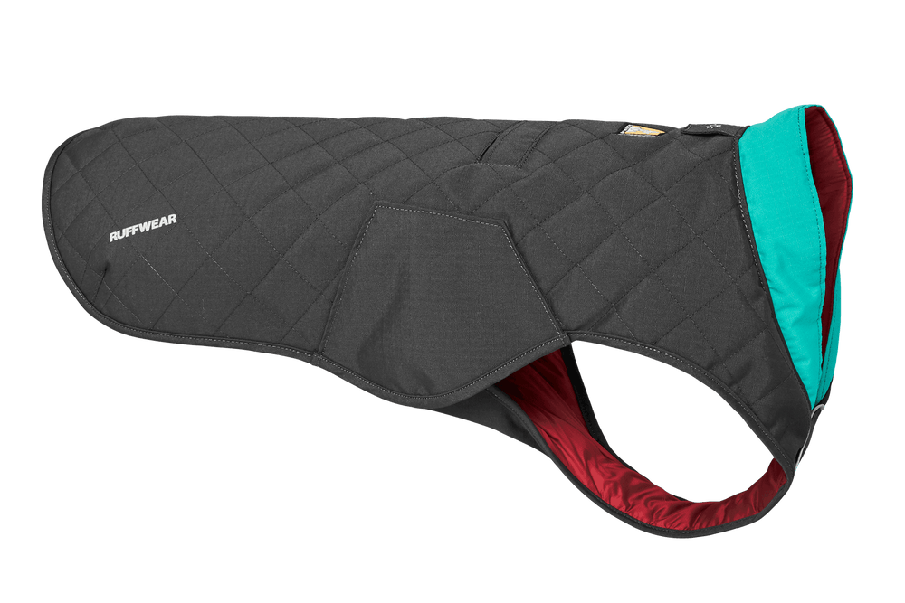 Schwarzer gesteppter Hundemantel von Ruffwear mit türkisem Kragen und rotem Futter für Wärme und Stil.