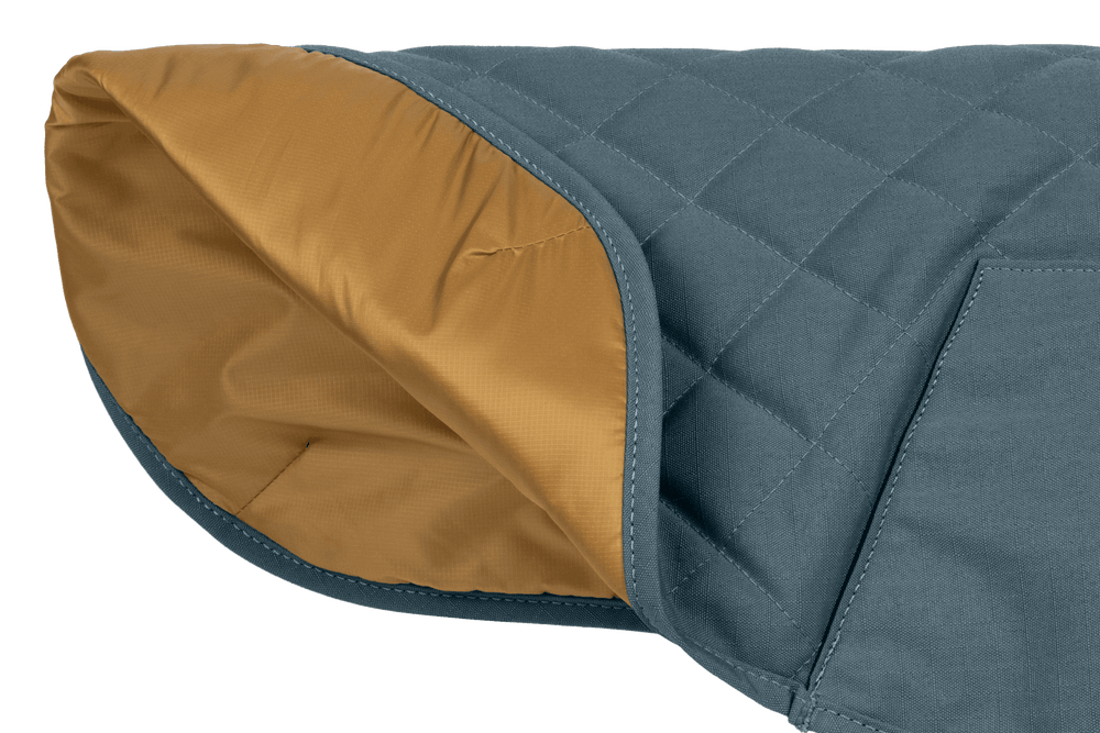 Gestepptes Hundemantel von Stumptown™ in smaragdgrün mit warmem gelbem Innenfutter für optimalen Komfort.