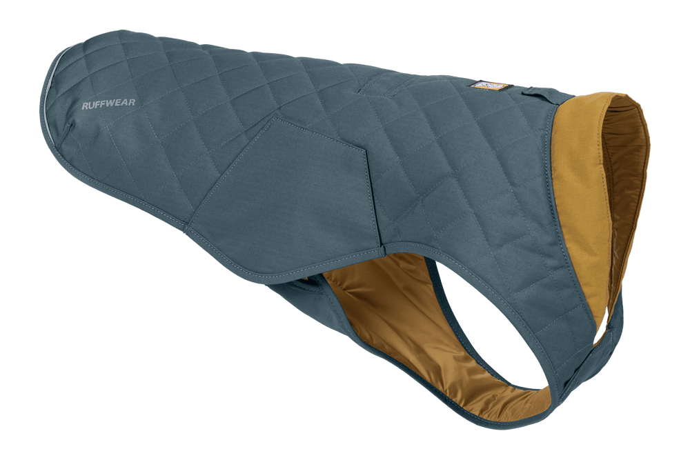 Blauer gesteppter Hundemantel von Ruffwear, leicht gepolstert und wasserabweisend für den optimalen Schutz.