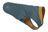 Blauer gesteppter Hundemantel von Ruffwear, leicht gepolstert und wasserabweisend für den optimalen Schutz.