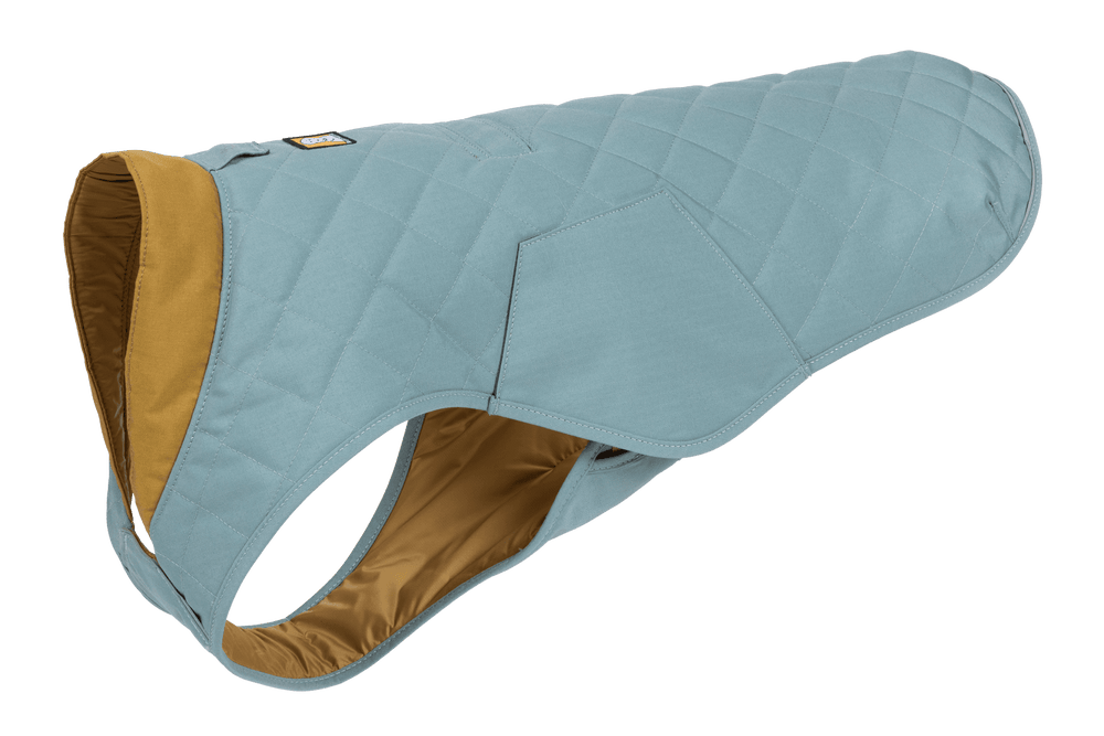 Hellblauer gesteppter Hundemantel mit braunem Innenfutter und Öffnung für die Leine. Ideal für kühle Tage.
