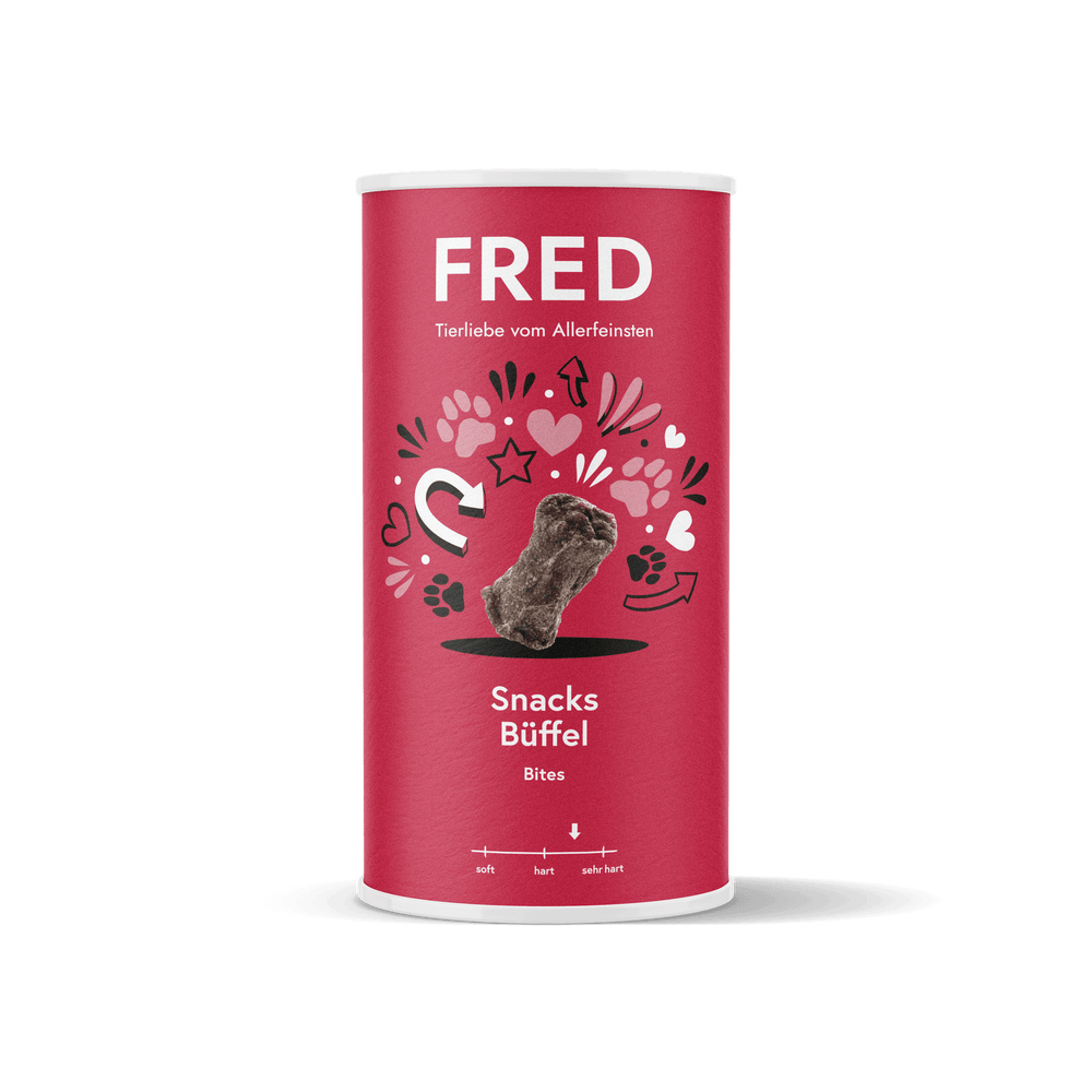 FRED Snacks Büffel 2er Set für Hunde, schonend luftgetrocknete Snacks in roter Verpackung mit Herzen und Pfotenabdrücken.