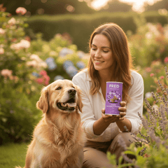 FRED Snacks Kaninchen & Rote Bete Minis im Garten, Frau mit Hund und Leckerli, ideal für Training und Belohnung.
