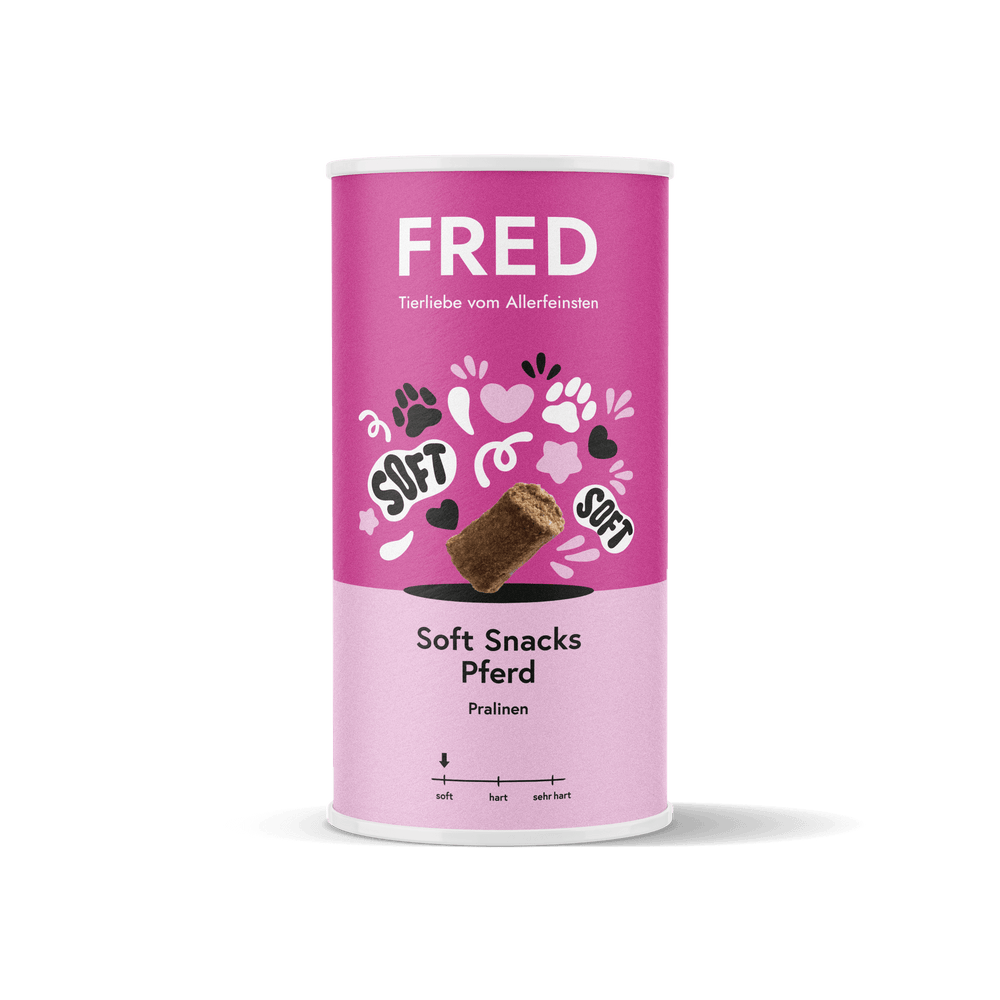 ALT-Tag für das Bild: FRED Soft Snacks Pferd in pinker Dose mit Pfotenabdrücken, weiche Snacks für Hunde, ideal für Training.