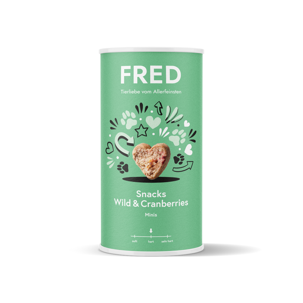 FRED Snacks Wild & Cranberries Minis in grüner Verpackung mit herzförmigem Snack, ideal für Hundetraining und als Belohnung.