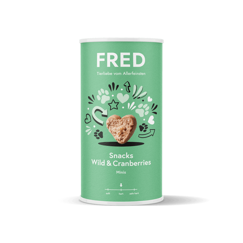 FRED Snacks Wild & Cranberries Minis in grüner Verpackung mit herzförmigem Snack, ideal für Hundetraining und als Belohnung.