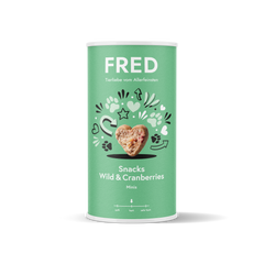 FRED Snacks Wild & Cranberries Minis in grüner Verpackung mit herzförmigem Snack, ideal für Hundetraining und als Belohnung.