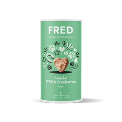 FRED Snacks Wild & Cranberries Minis in grüner Verpackung mit herzförmigem Snack, ideal für Hundetraining und als Belohnung.