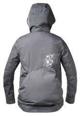 Graue Trainingsjacke mit Kapuze, strukturierter Oberfläche und hexagonalem Muster, von hinten fotografiert.