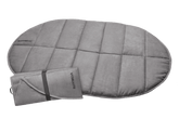 Graue ovalförmige Highlands™ Hunde Isomatte mit gestepptem Design und gefalteter Variante im Bild.