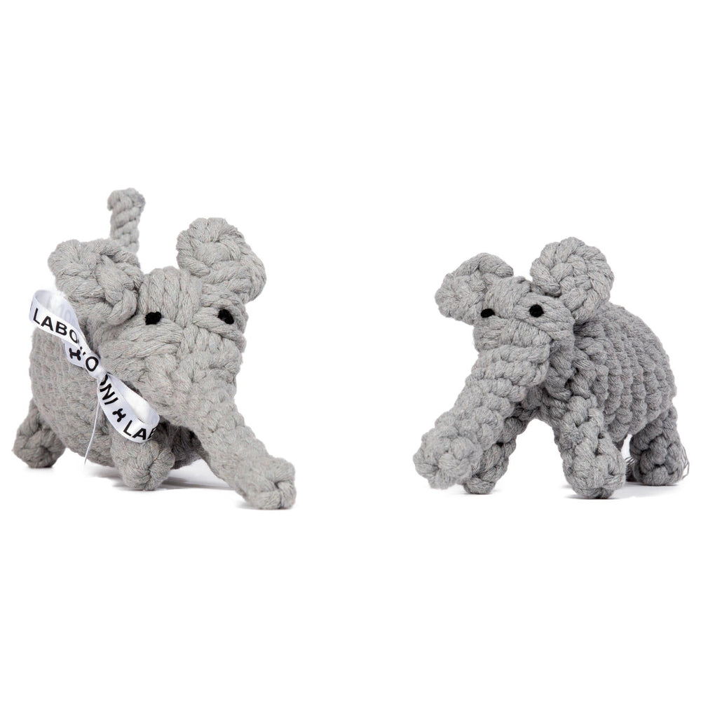 Handgefertigte graue Stoffelefanten für Hunde – kultiges Spielzeug mit knuffiger Form und geflochtenem Material.