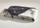 Wendedecke TECKEL in Grau und Creme mit Dackelmotiv, gemütlich und weich, ideal für Tierliebhaber.