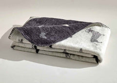 Wendedecke TECKEL in Grau und Creme mit Dackelmotiv, gemütlich und weich, ideal für Tierliebhaber.