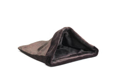 Hunde-Schlafsack DARK Chocolate in dreieckiger Form, kuscheliges Design mit weichem Innenmaterial und dunkler Außenseite.