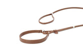 Braune Leder-Hundeleine mit Kehlkopfschutz, elegantes Design und robuster Karabinerhaken für sicheren Halt.