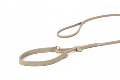 Beige Hundeleine aus Leder mit Kehlkopfschutz und zwei Schlaufen für Komfort und Sicherheit.