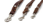 Braune Lederhundeleinen in verschiedenen Längen mit silbernen Metallhaken und robuster Verarbeitung.