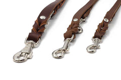 Braune Lederhundeleinen in verschiedenen Längen mit silbernen Metallhaken und robuster Verarbeitung.