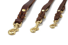 Braune Lederleine Klassik 2m mit geflochtener Struktur und goldenen Karabinerhaken für stilvolles Gassigehen.