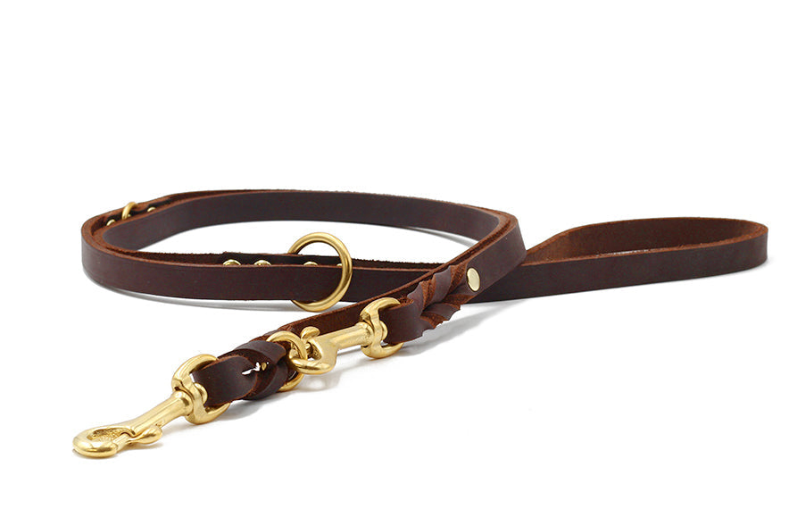 Braune Lederleine Klassik 2m mit goldenem Karabinerhaken und eleganten metallischen Elementen für Hunde.