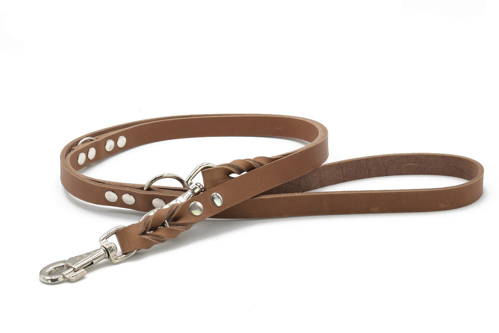 Braune geflochtene Lederleine für Hunde, 2m lang, mit Metallbeschlägen und Karabinerhaken.