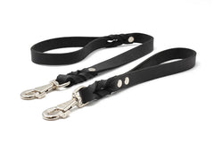 Schlichte schwarze Lederhundeleinen mit Metallkarabiner und verstellbaren Druckknöpfen für optimale Länge.