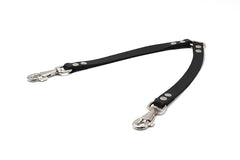 Schwarzes flexibles Hundehalsband mit zwei silbernen Karabinerhaken und robusten Nieten für optimalen Halt.