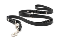Schwarze 3m Lederleine mit geflochtener Struktur und silbernem Karabinerhaken für Hunde. Verstellbar und robust.