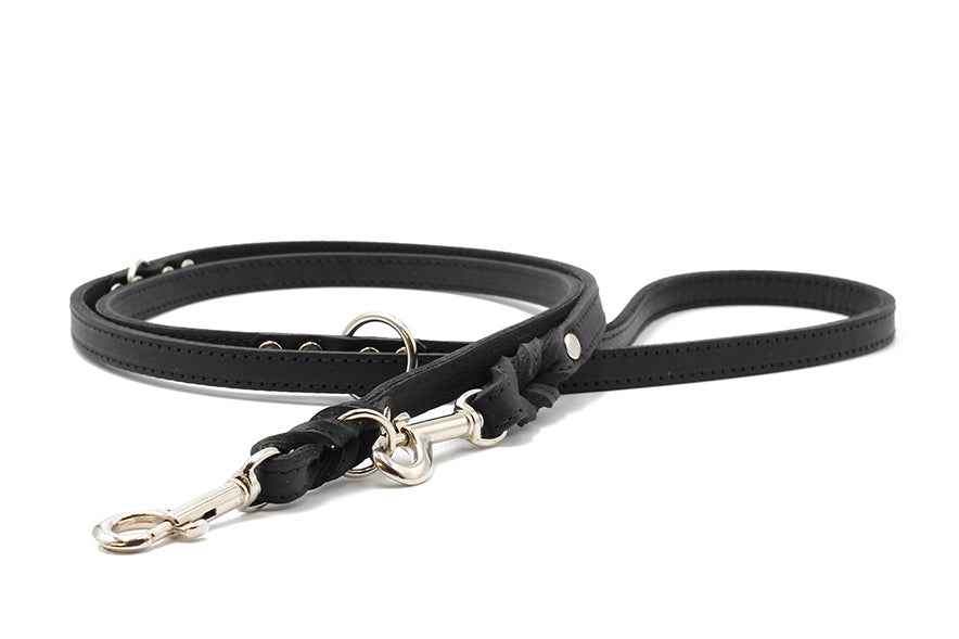 Schwarze Lederleine Klassik Premium 2m mit silbernen Metalldetails und verstellbarem Ring für Hunde.