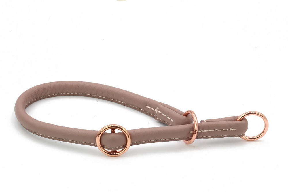 Weiche, beige Hundeleine mit roségoldenen Ringen und praktischer Halteschlaufe für komfortablen Gebrauch.