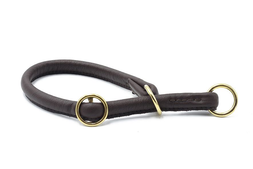 Braunes, rundgenähtes Hundehalfter aus Leder mit goldenen Metallringen und geschwungener Form.