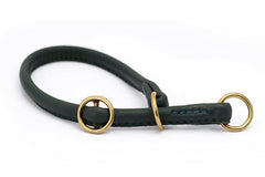 Elegantes hundehalsband aus grünem Leder mit goldenen D-Ringen und weicher Polsterung für optimalen Tragekomfort.