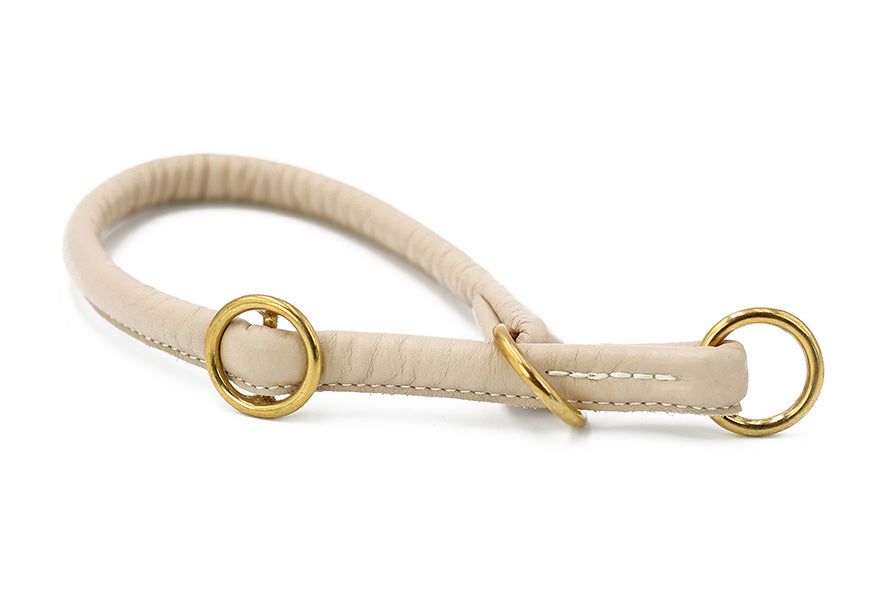 Beigefarbener Ledergriff mit goldenen Metallringen, perfektes Zubehör für Taschen und Ledermodeartikel.